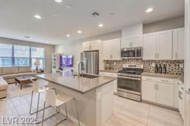 Building Photo - Beautiful Taylor Morrison 3BD/3BA townhome with 2-car garage in sought-after Summerlin West