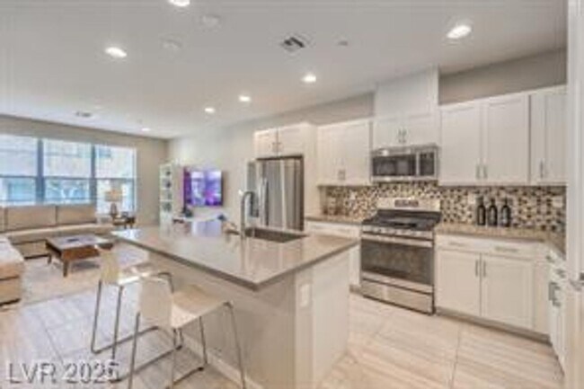 Foto del edificio - Beautiful Taylor Morrison 3BD/3BA townhome with 2-car garage in sought-after Summerlin West