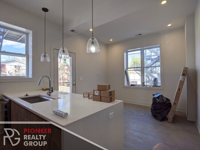Building Photo - 2121 W Belmont Ave