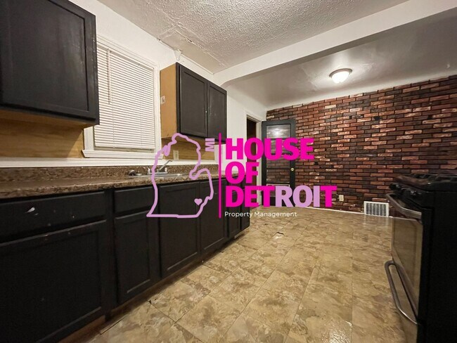 Building Photo - *NEW LISTING*