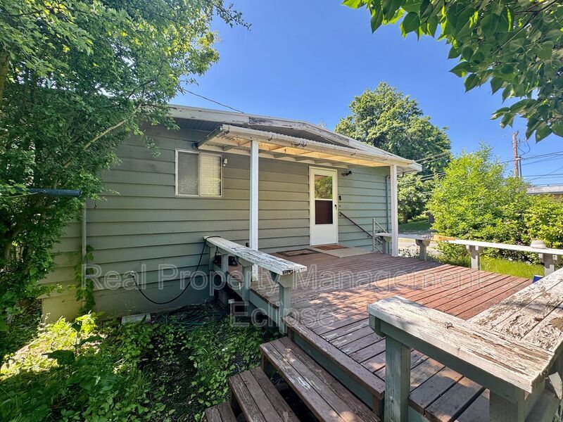 Primary Photo - 10323 NE 68th St