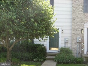Building Photo - 136 Equestrian Dr