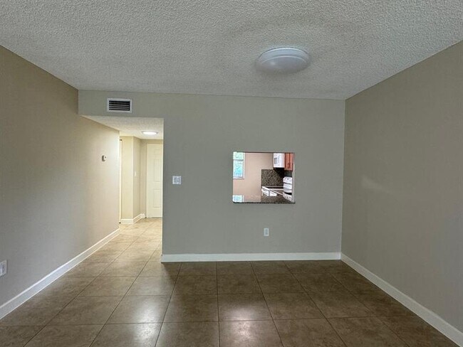 Foto del edificio - 8341 Sands Point Blvd
