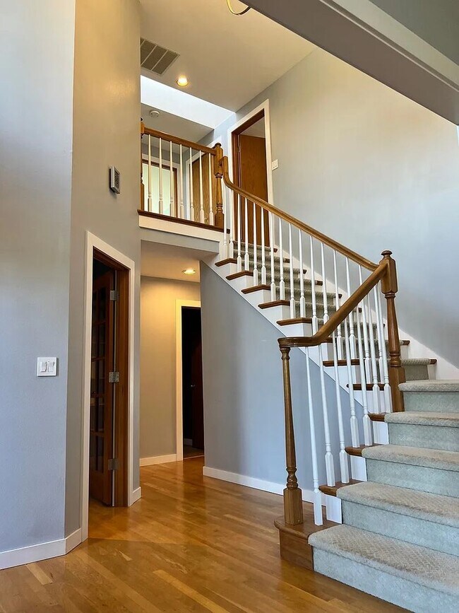 Building Photo - STUNNING CUSTOM HOME! IN STEILACOOM- MINUT...