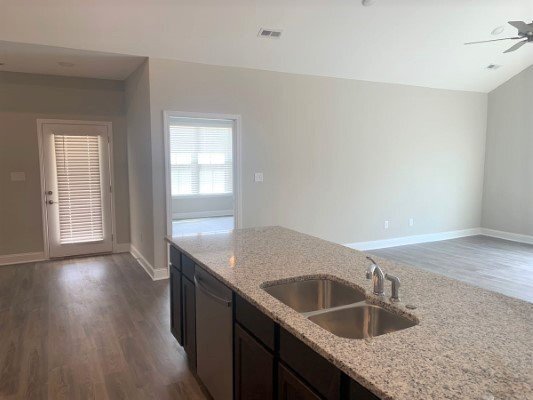 Foto del edificio - Coming Soon!  2bd/2ba Corner unit in Harpe...