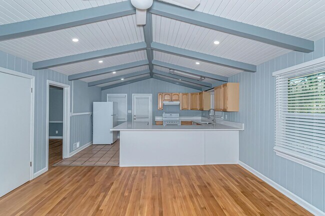 Foto del edificio - Don’t Miss Out! Look, Lease, and Live Spec...