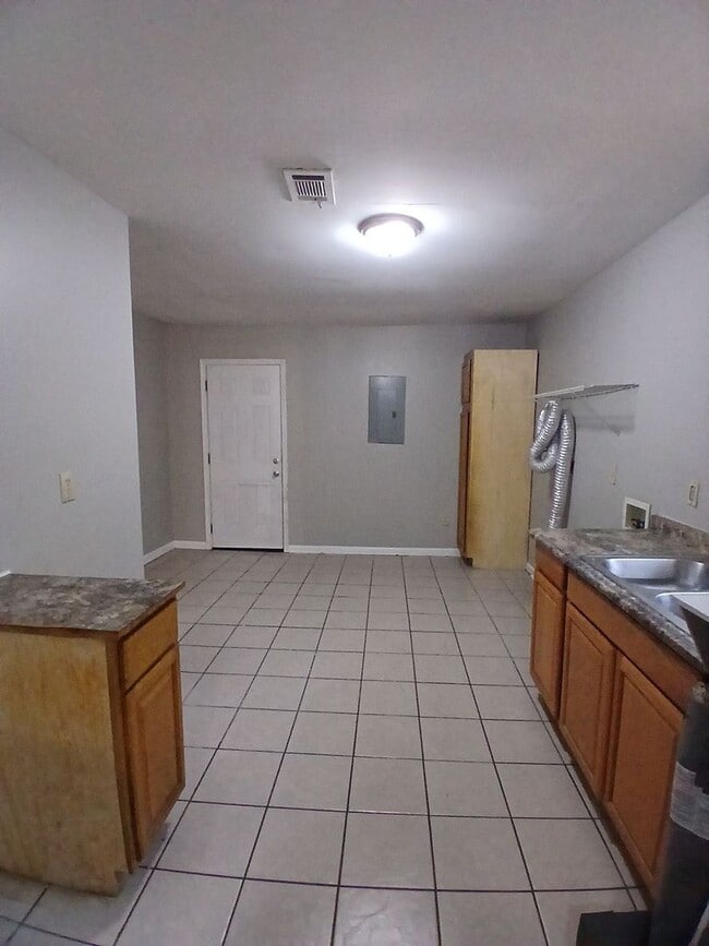 Building Photo - Charming 3 bedroom 1 bath home - $99 Move ...