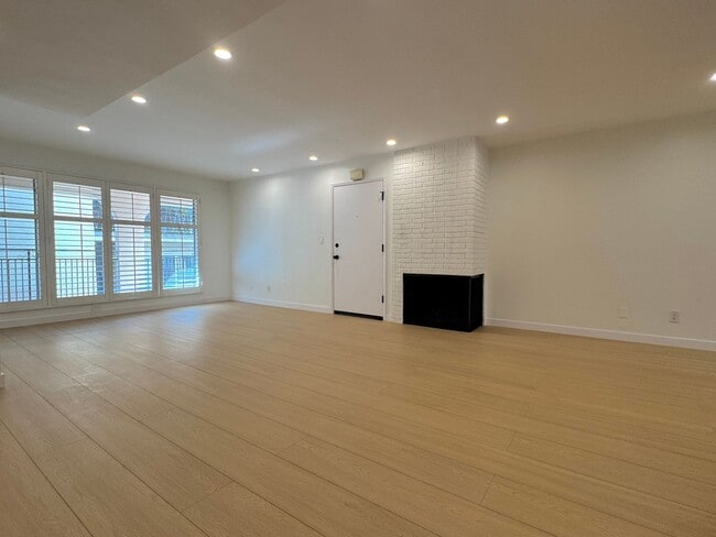 Building Photo - WeHo 1 Bed 1 Bath with W/D in unit, new kitchen, and walk-in closet!