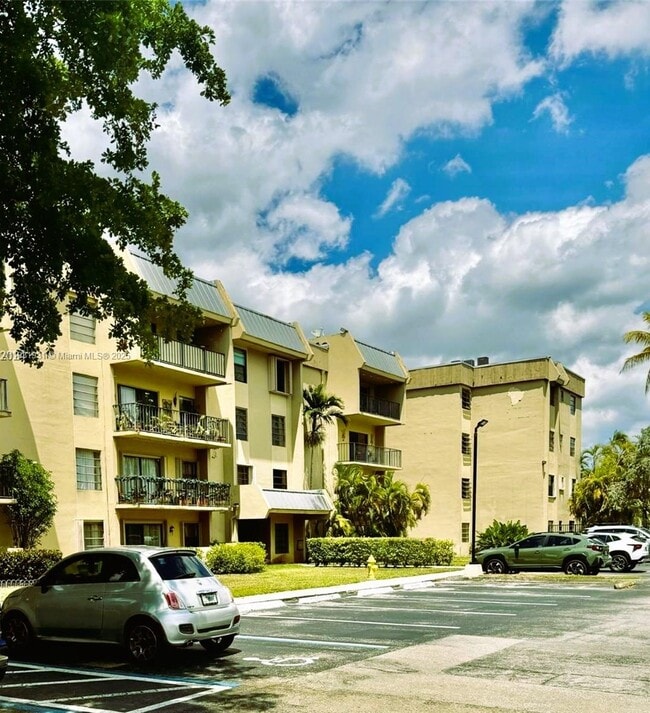 Building Photo - 10431 N Kendall Dr