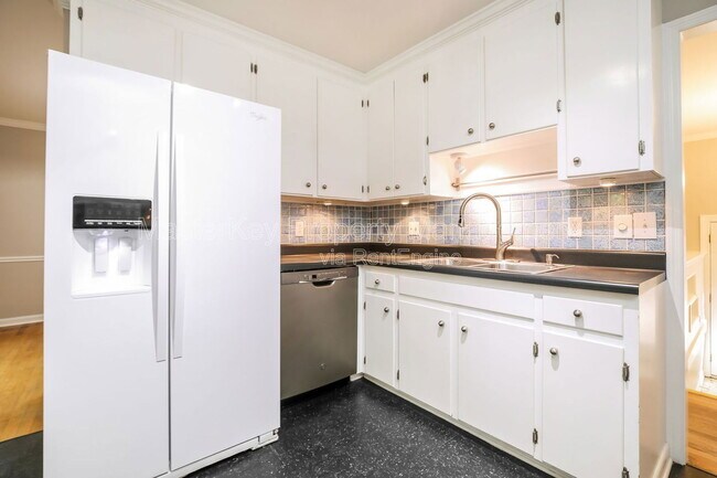 Foto del edificio - 916 Tanglewood Dr