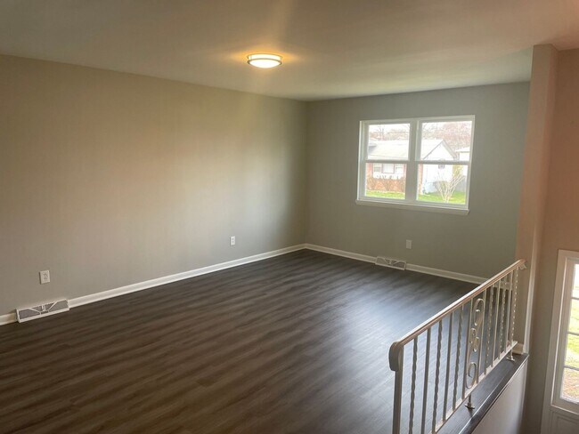 Building Photo - Charming 4 Bedroom/1.5 Bathroom newly reno...