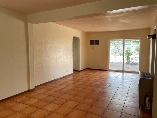 Building Photo - Bel-Air Neighborhood 2 Bed!