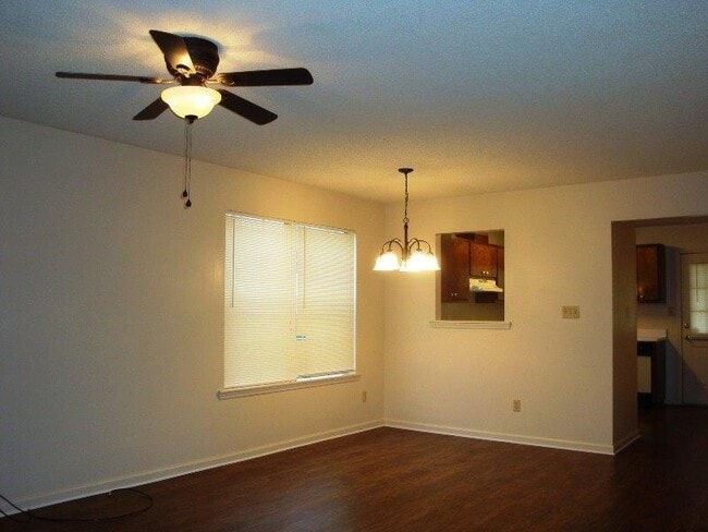 Building Photo - CUTE 2BR/2.5BA town house close to everything!