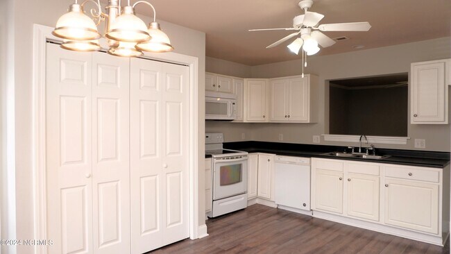 Foto del edificio - 4204 Brook Creek Ln