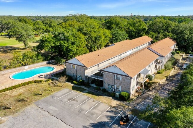 Foto del edificio - 115 Country Club Dr