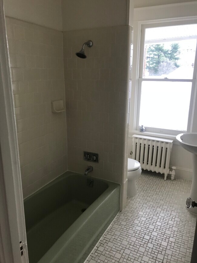 Baño - 404 Elm St