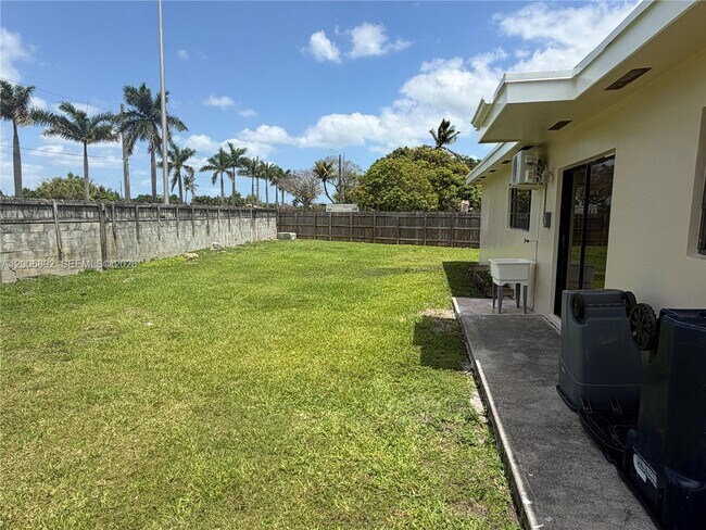 Foto del edificio - 10375 SW 152nd Terrace