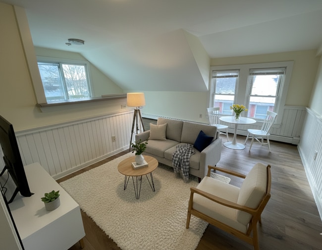 Building Photo - 17 Uni