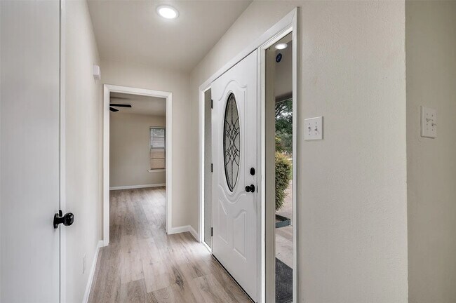 Foto del edificio - 9704 Leland Ln