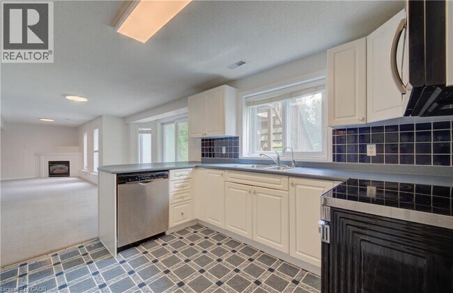 Building Photo - 25 Idle Ridge Ct
