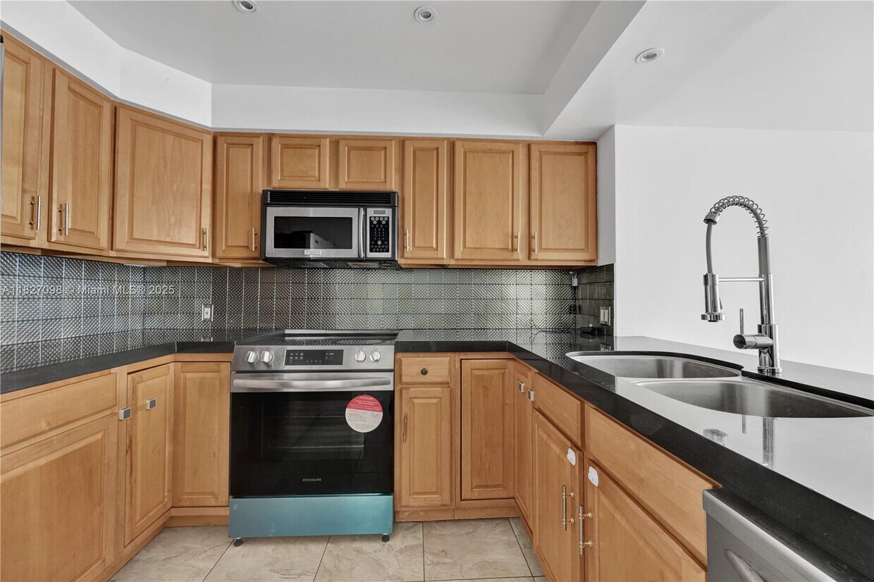Foto principal - 20335 W Country Club Dr