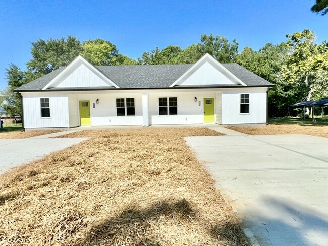 Building Photo - Stylish Selma New Construction!