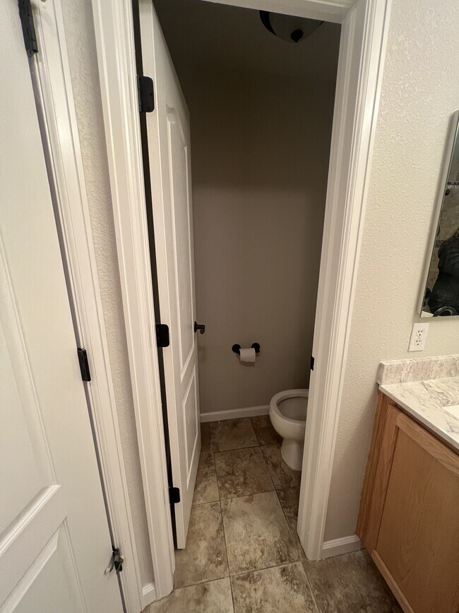 Baño separado - 15234 W 63rd Ave