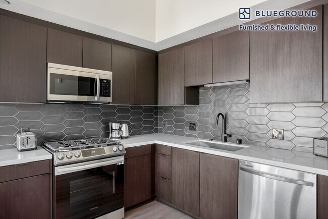 Building Photo - 5620 De Longpre Ave