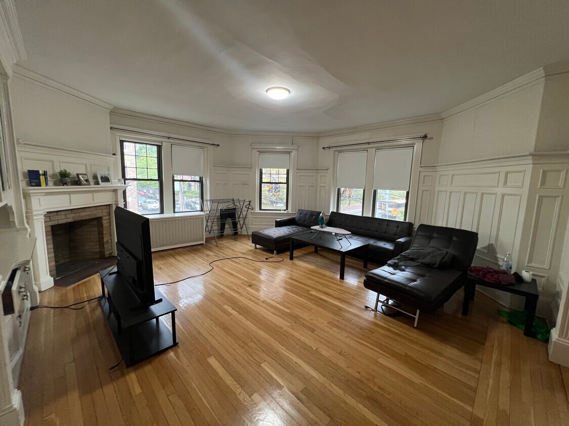 Primary Photo - 73 Longwood Ave