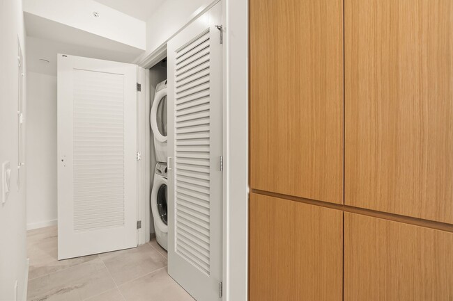 Building Photo - Sky Ala Moana 2 bed/2bath/2 parking with E...
