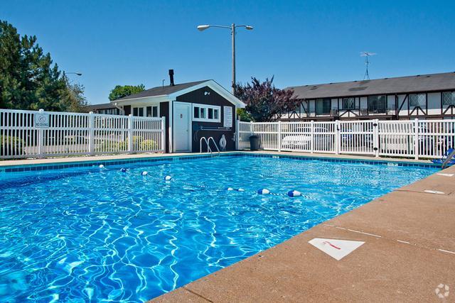 Pool - Camelot Apartments