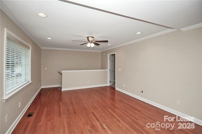 Building Photo - 1005 Rainbow Dr