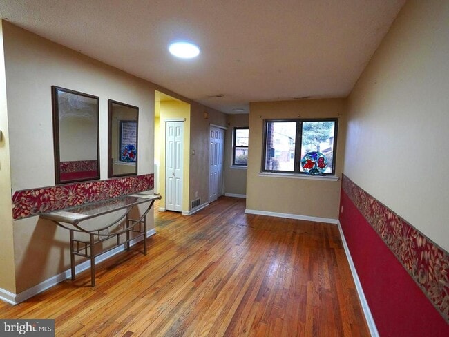 Building Photo - 51 Hollybrooke Dr