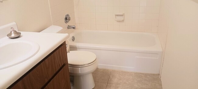 Foto del edificio - One bedroom ground floor unit