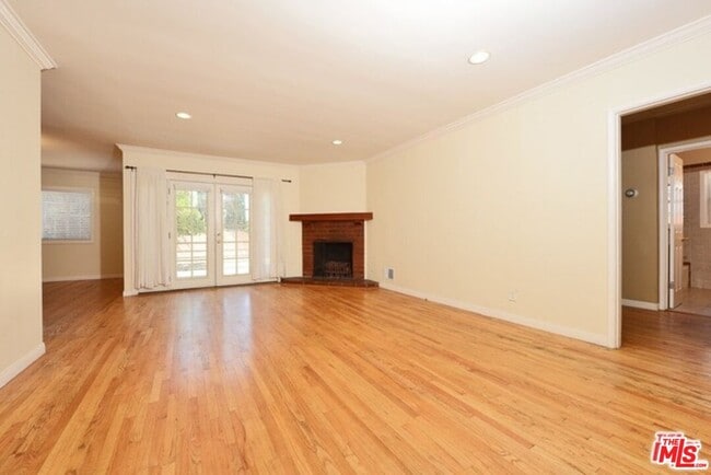 Foto del edificio - 5739 Simpson Ave