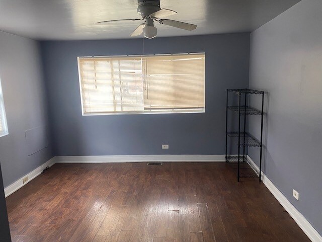 Foto del edificio - 9842 S Yates Blvd