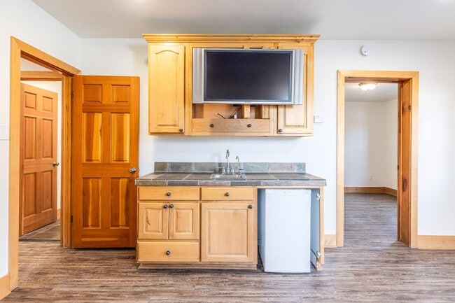 Building Photo - Old Town GEM Just 1 Block from PCMR!