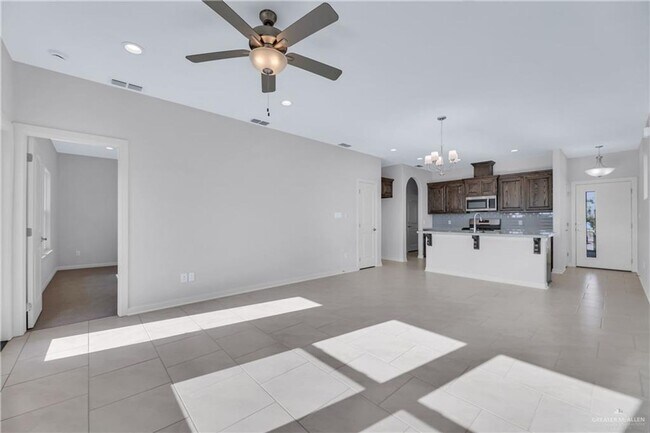 Foto del edificio - LARGE HOME! 3 BEDROOM!