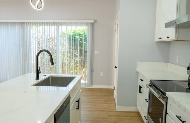 Foto del edificio - 4440 Stewart Ave