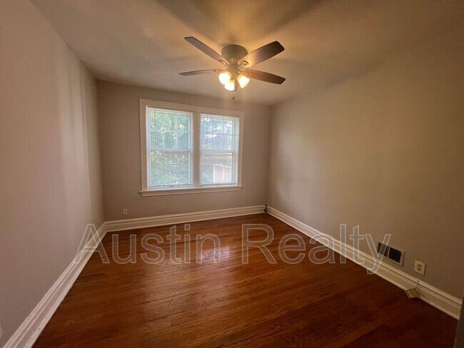 Foto del edificio - 7076 Mitchell Ave