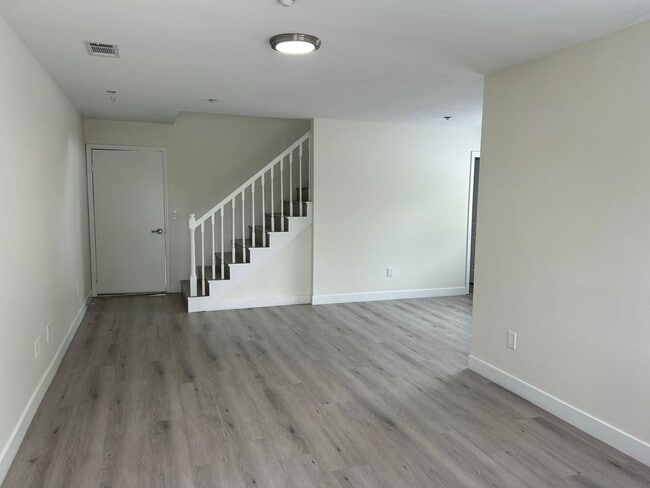 Building Photo - Delong Townhomes