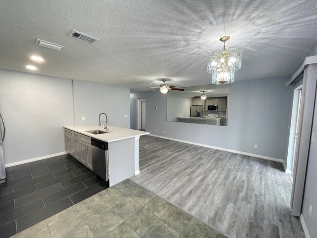 Building Photo - Stylish & Modern Living in the Heart of Or...