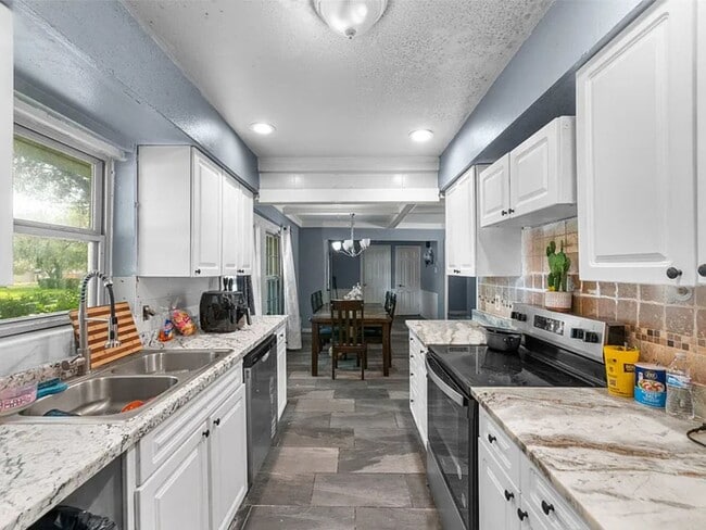 Building Photo - 2405 Summit Dr