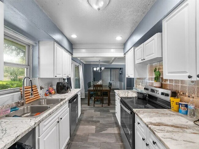 Foto del edificio - 2405 Summit Dr