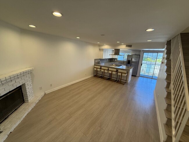 Building Photo - 2 bed / 2 bath two story in prime La Cresc...