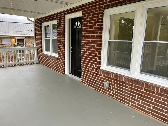 Building Photo - 3  Bedroom 1.5 bath Brick Ranch Style Home...