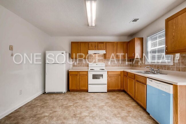 Building Photo - Beautiful 2 Story 3 Bedroom 2.5 Bath Home!