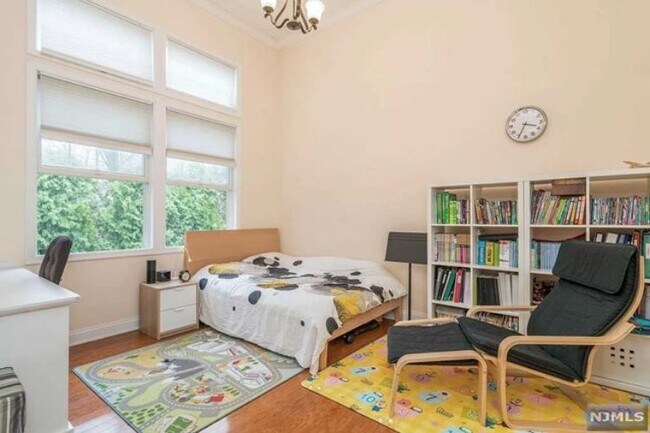 Building Photo - 12 Hemlock Lane