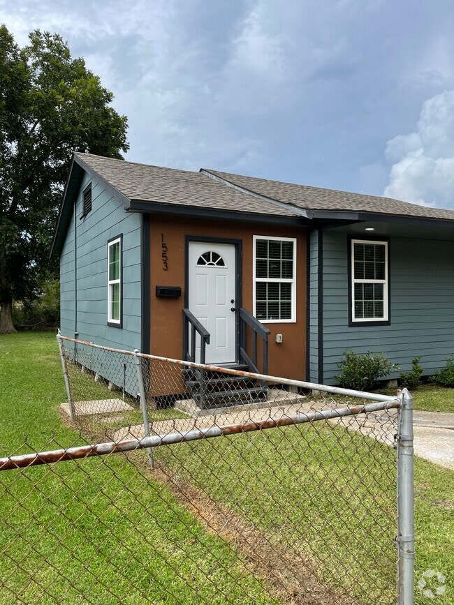 Building Photo - 1553 Swan Ave