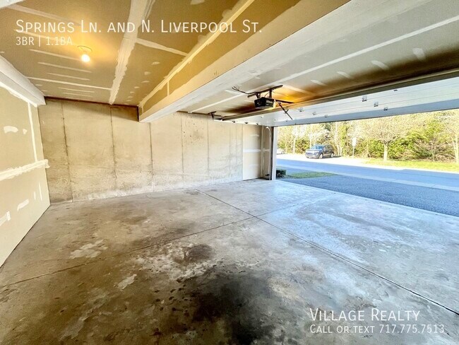 Building Photo - Large 3-Bed, END-unit townhome with 2-car ...